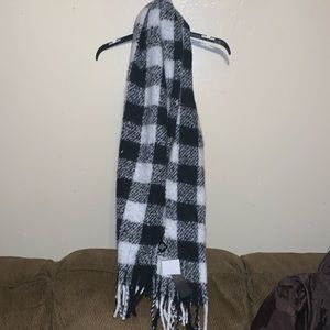 Marc and Mel NWT black and White oversized scarf scarve